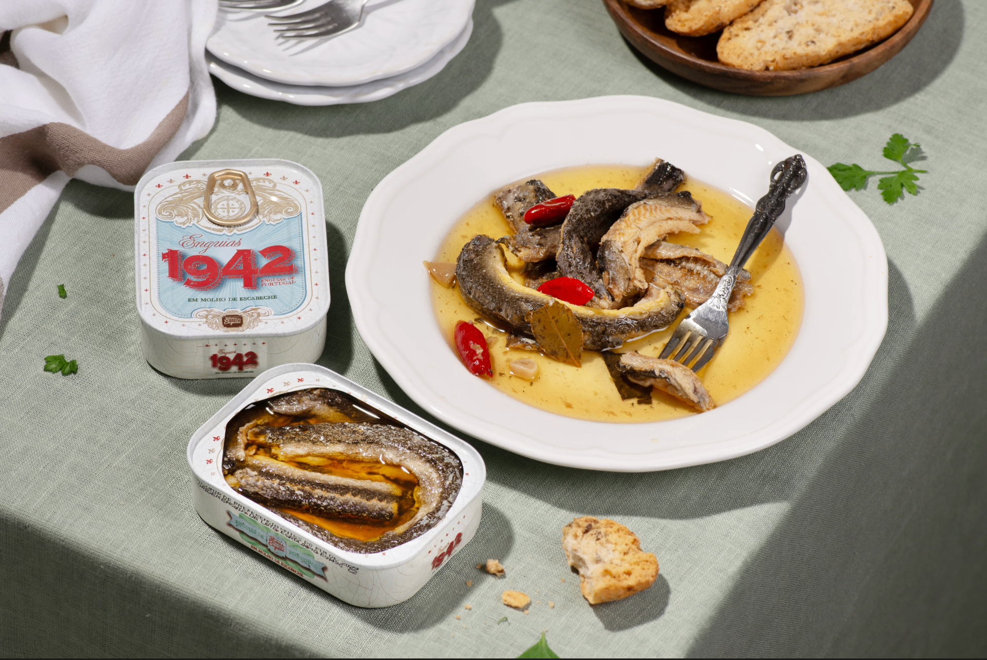 A plated eel dish beside a commemorative 1942 tin