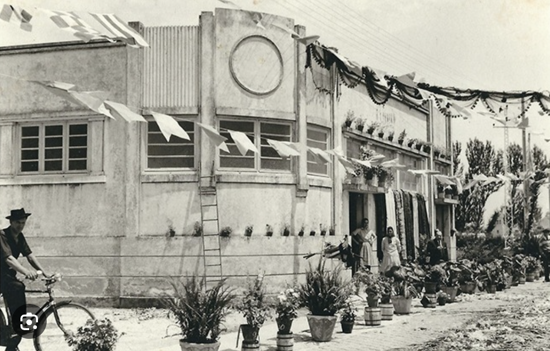 Historic photograph of the Comur factory building in Murtosa